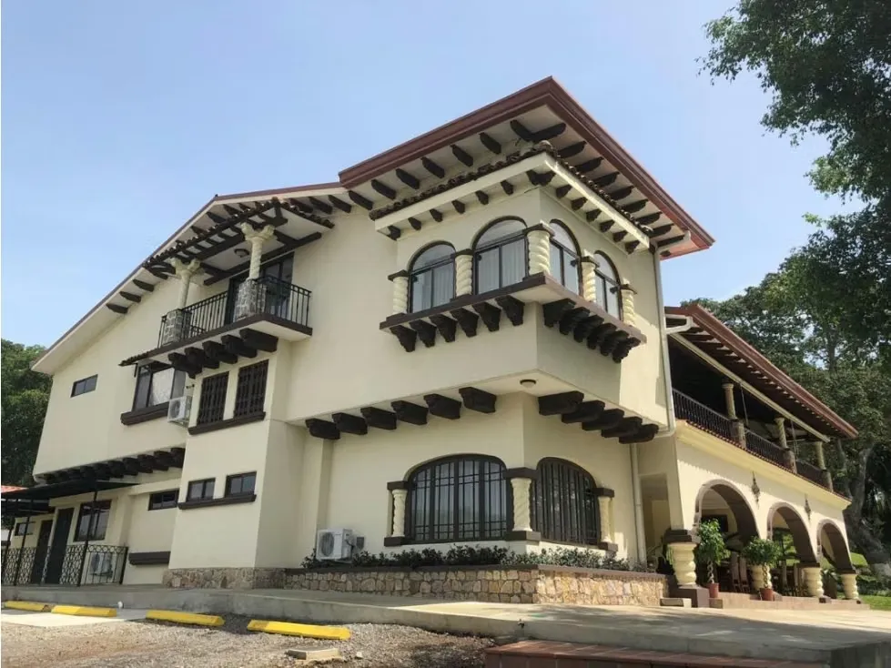 Hermosa casa en Grecia con potencial comercial