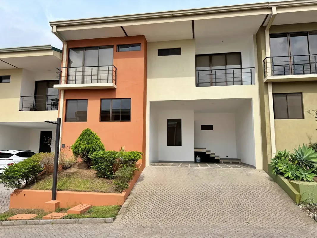 Venta casa moderna en condominio con acabados de lujo, Moravia. (FE)