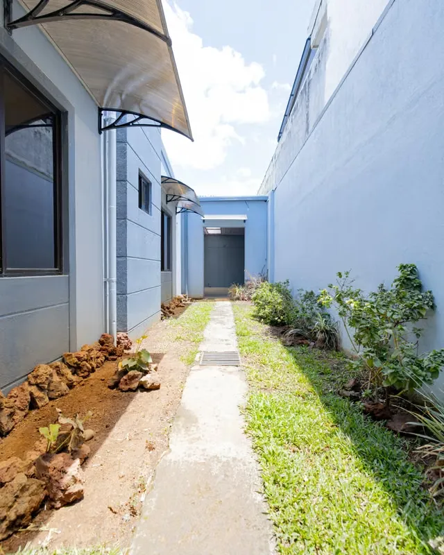 Venta de casa de una planta, con jardín y patio - Curridabat