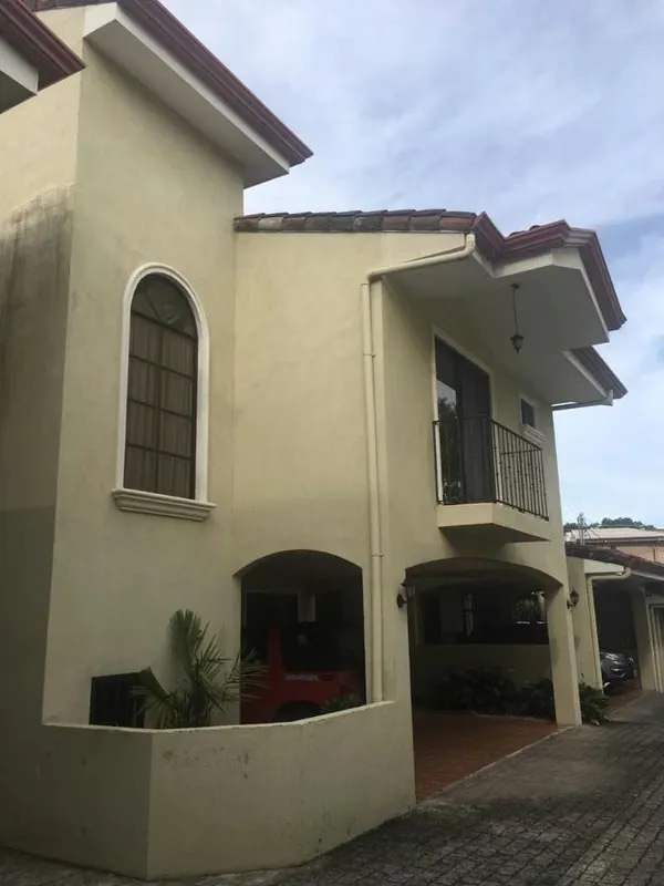 House for rent in Santa Ana. 3 bedrooms + TV. Condominium with amenities.