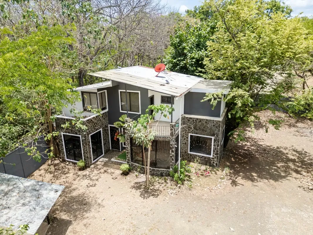 Exceptional property with more than 2,500 m² of land (approx. 26,900 sq ft), located just minutes from Tamarindo and Huacas, in one of Costa Rica’s fastest-growing and ...