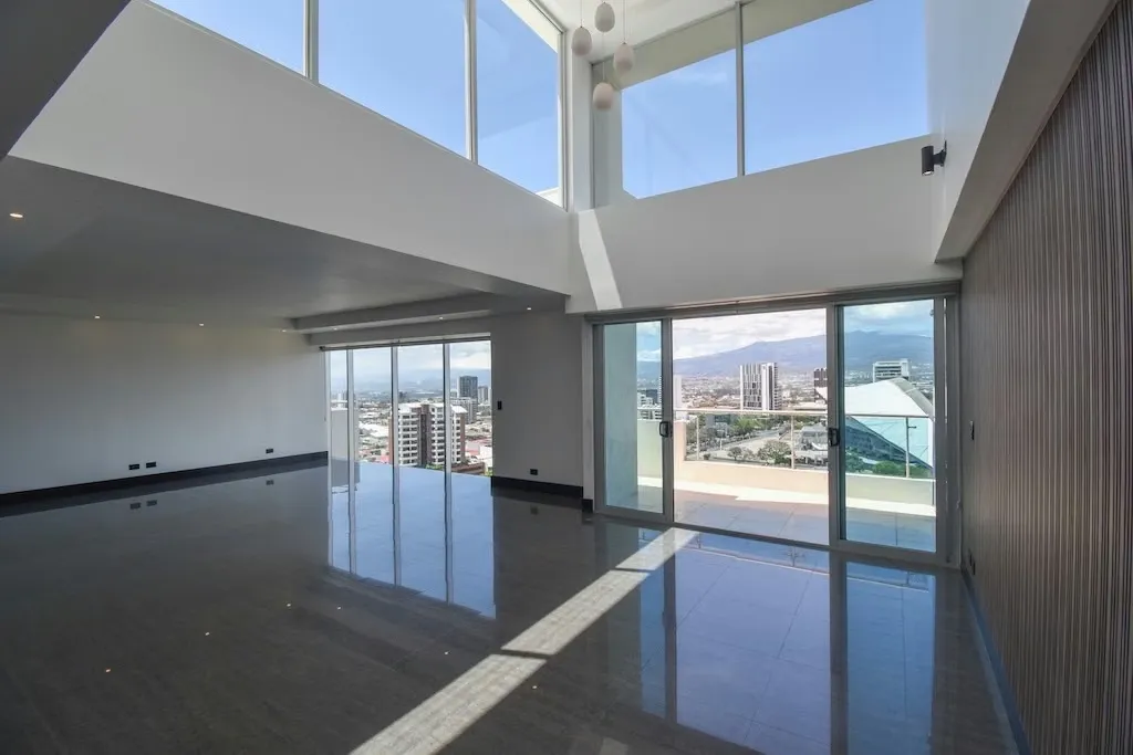 ALQUILER DE AMPLIO APARTAMENTO EN LA SABANA, SAN JOSE.