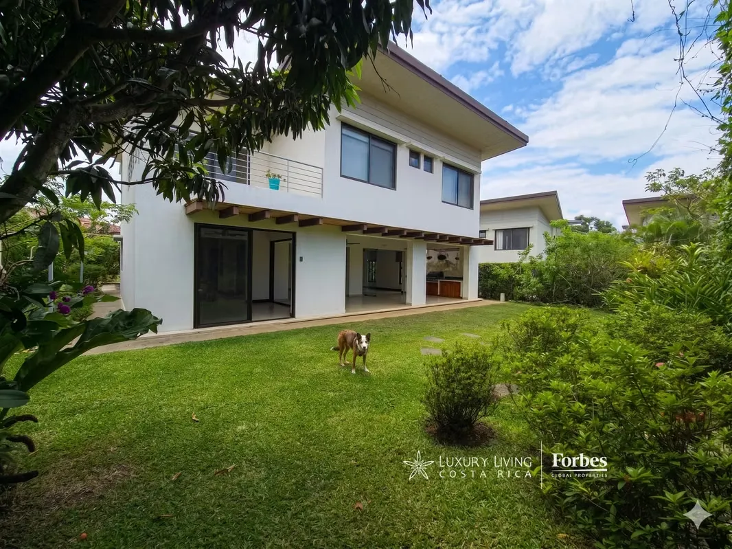 Located in the most upscale sector of Río Oro, the residence known as Casa Lluvia de Oro represents ...