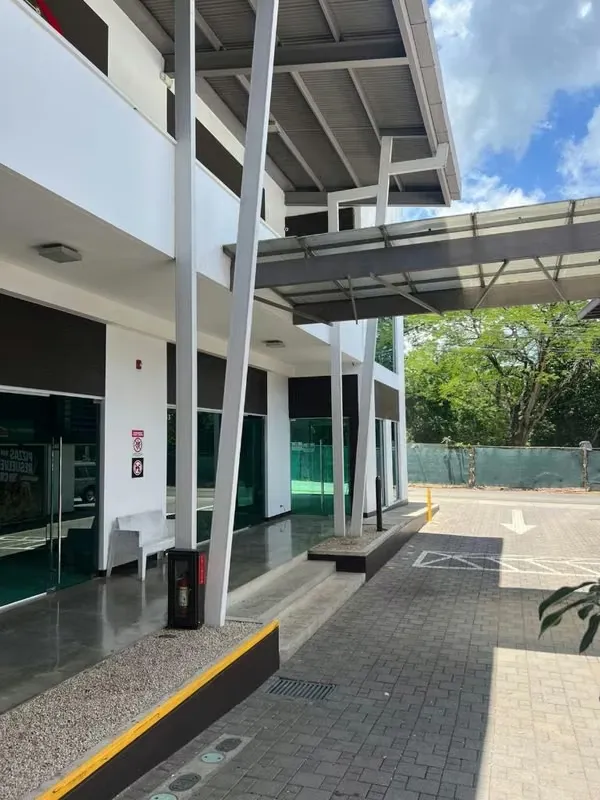 Se alquila local comercial
