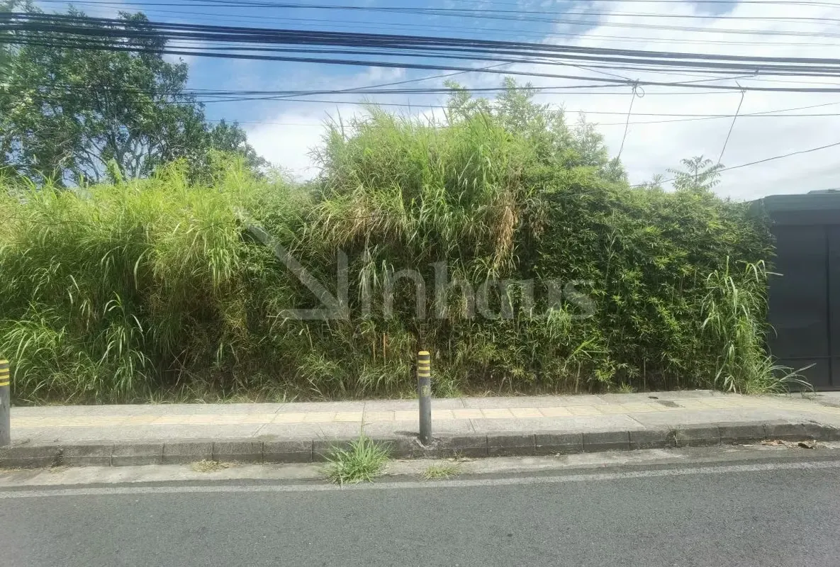 Lote en venta con una medida de 108 m², ideal para desarrollar un proyecto de apartamentos gracias a su excelente potencial constructivo. La propiedad ...