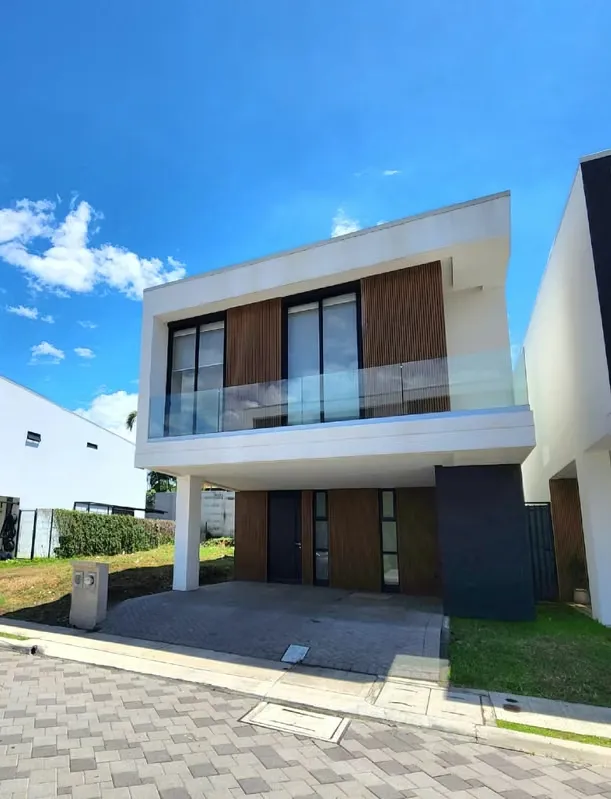 Modern House for Sale – Investment Opportunity in Santa Ana (Pozos)