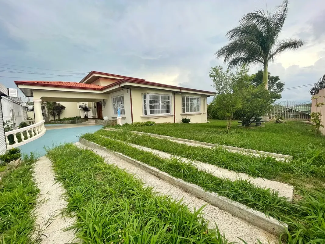 ALQUILER EN ROHRMOSER: CASA GRANDE CON JARDÍN! P371