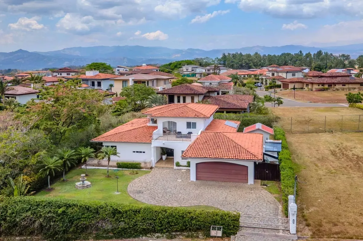 Alquiler casa Amueblada con Piscina Hacienda los Reyes La Guácima