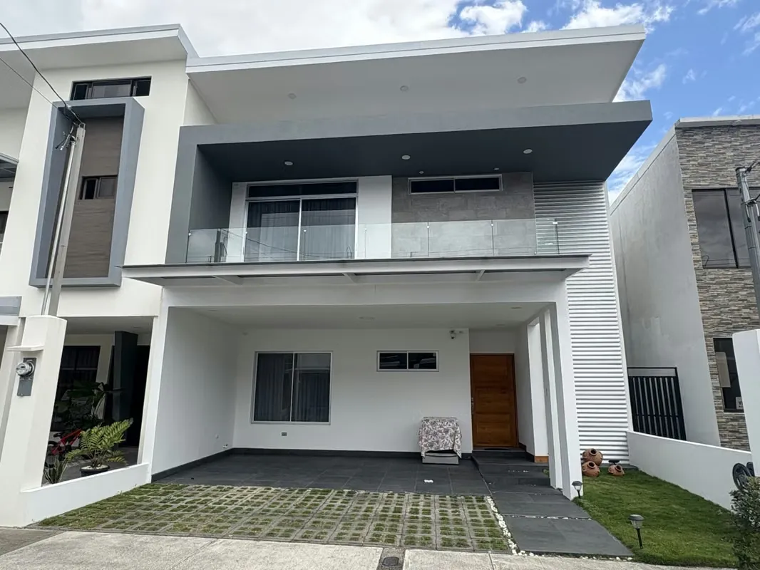 *Venta de casa en Tres Rios en condominio.