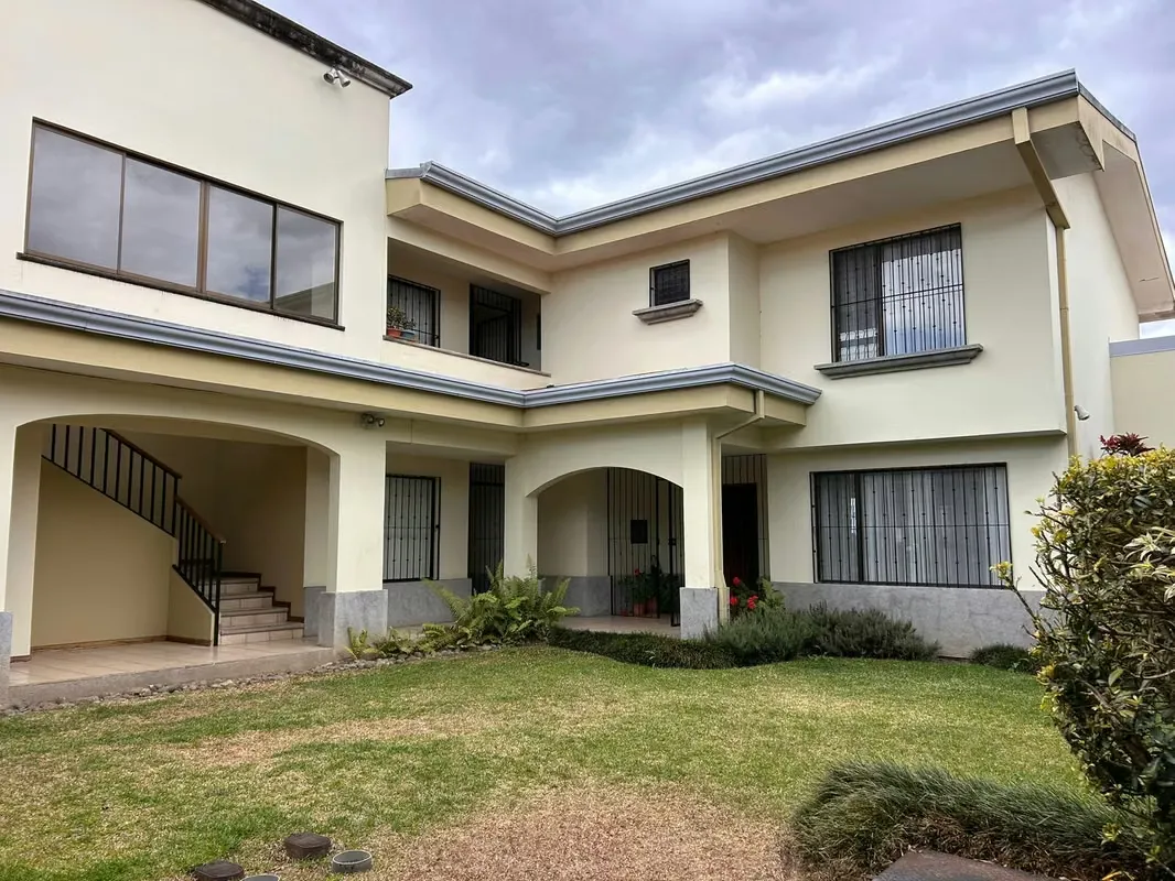 Precioso condominio de dos plantas, en la planta baja contamos con sala comedor, cocina amplia con desayunador, oficina, baño para visitas, ...