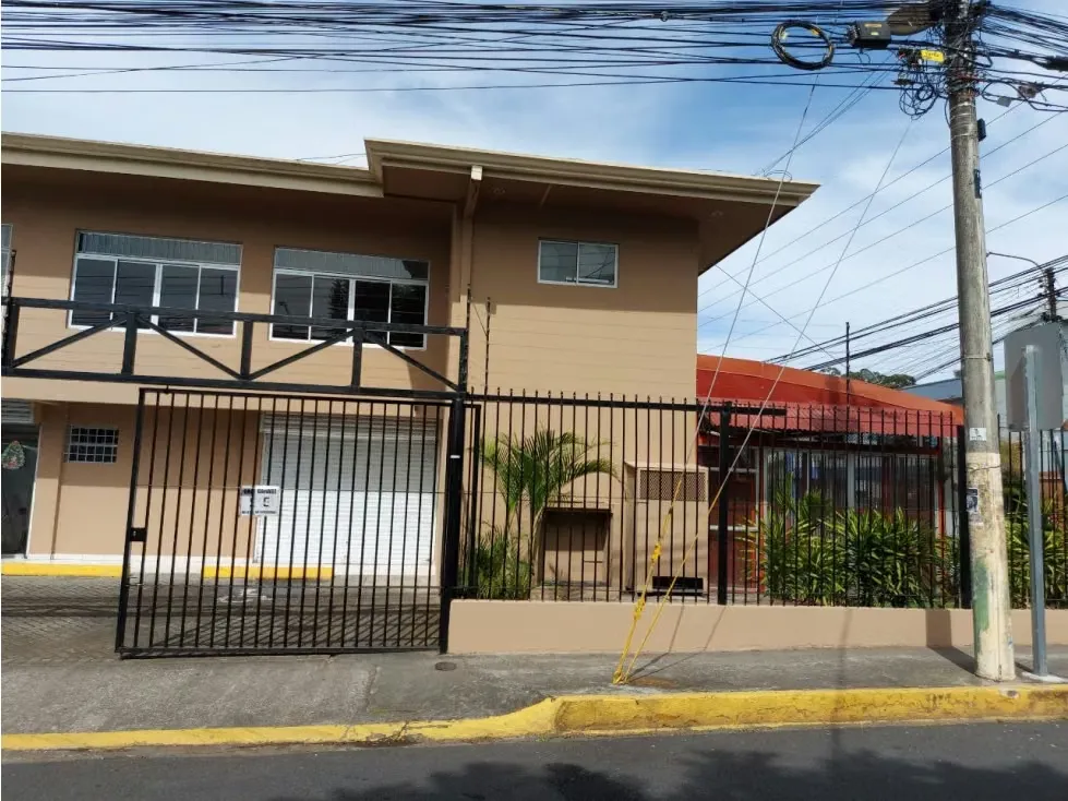 Alquilo Local comercial esquinero de 100 m2 en dos plantas, con 45 m2 adicionales entre terraza techada y jardin. A tan solo 500 m de la UCR. Ideal para crecer sin ...