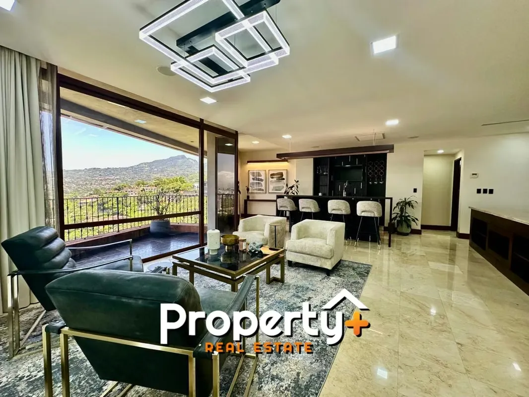 Descubre esta joya inmobiliaria ubicada en un noveno piso, con una vista panorámica simplemente espectacular al valle, una ...