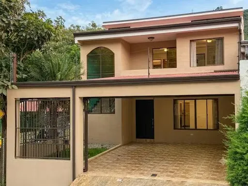 ¡La casa que buscabas para iniciar tu vida en familia está aquí! Ubicada estratégicamente junto a un parque municipal ...