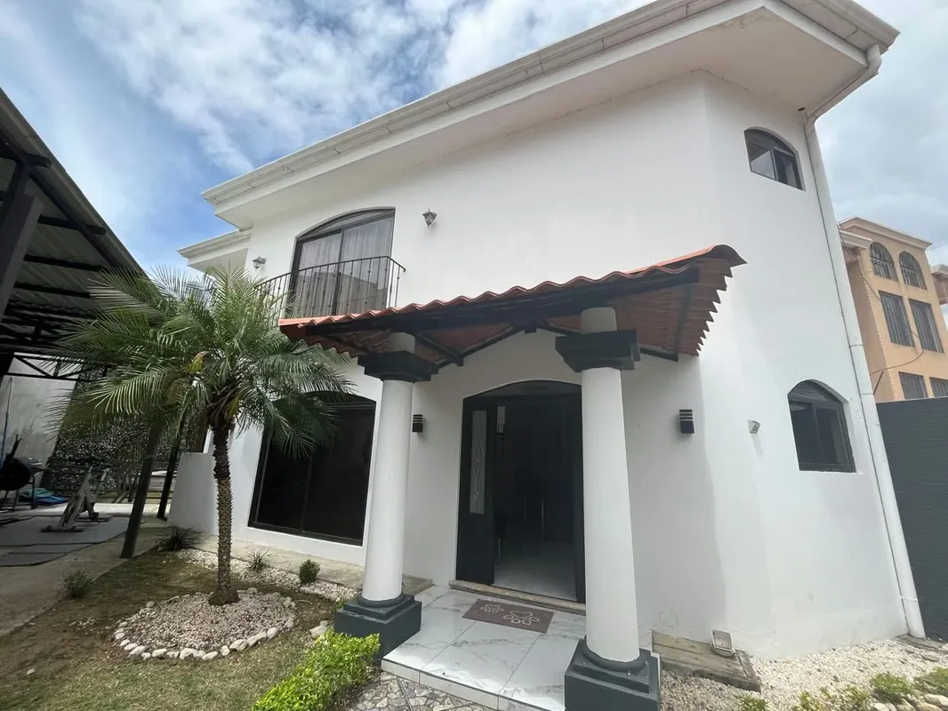 Beautiful house with pool for sale in Ayarco Sur - $290,000