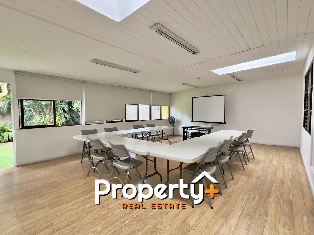 Propiedad comercial bien equipada disponible para alquiler en una zona comercial privilegiada, convenientemente ubicada junto a la ...
