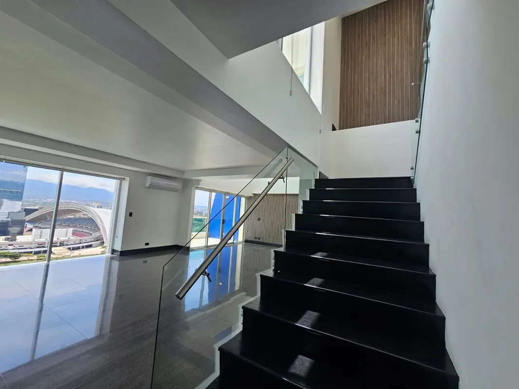 Penthouse for rent in Sabana Sur.