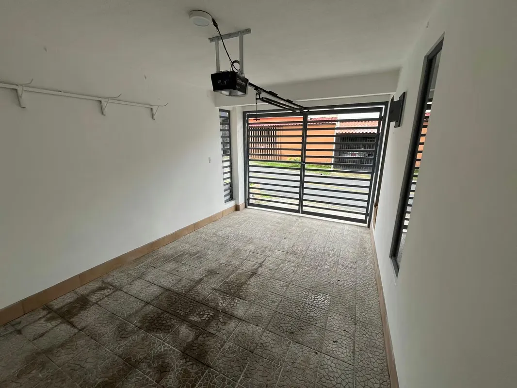 Se alquila casa de dos pisos en Residencial Málaga en Sabanilla Montes de oca