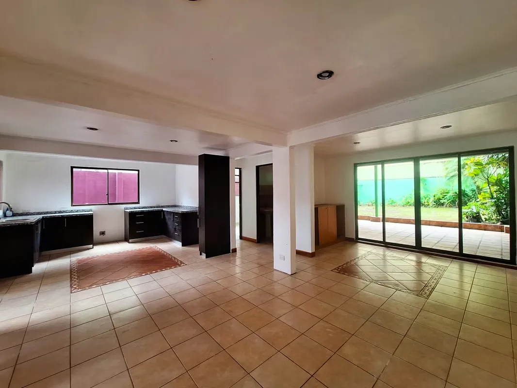 “Amplia casa familiar de 280 m² en residencial seguro y cercana a áreas( VCH 1384 ) verdes.”