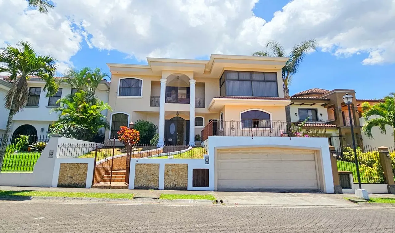 House for Sale in Residencial Manantiales with Pool and 24/7 Security