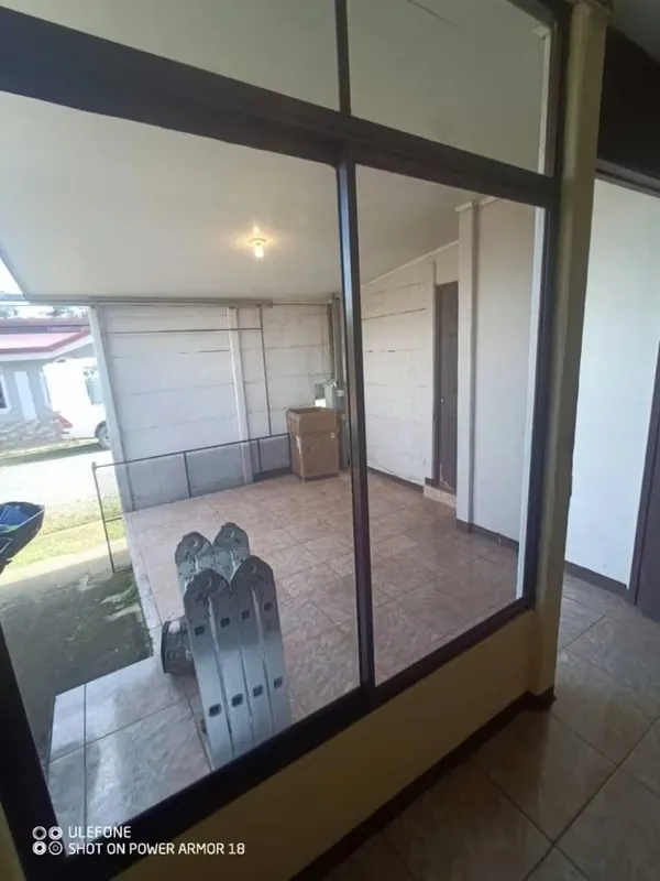 Ubicada en un barrio tranquilo y seguro, a solo 4 km del Parque de Guápiles, ...