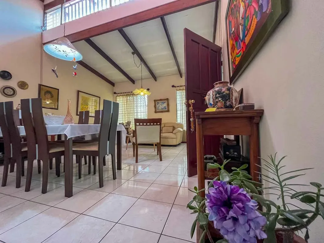 Esta casa en venta en Sabana Oeste representa una excelente oportunidad para quienes buscan comodidad, privacidad y una ubicación estratégica en una de las zonas ...