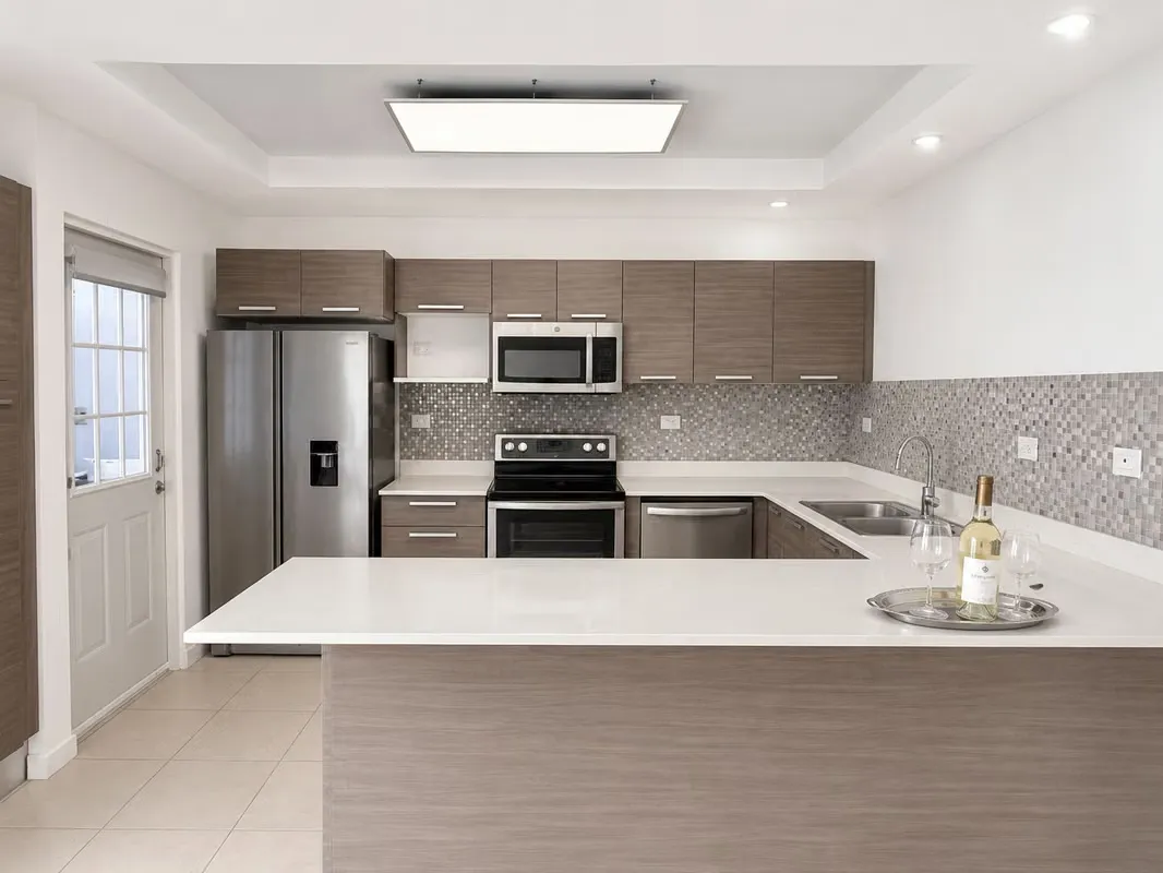 ALQUILER Y VENTA DE CASA EN CONDOMINIO LOMAS DE SANTA ANA - BRASIL, SANTA ANA C/LINEA BLANCA