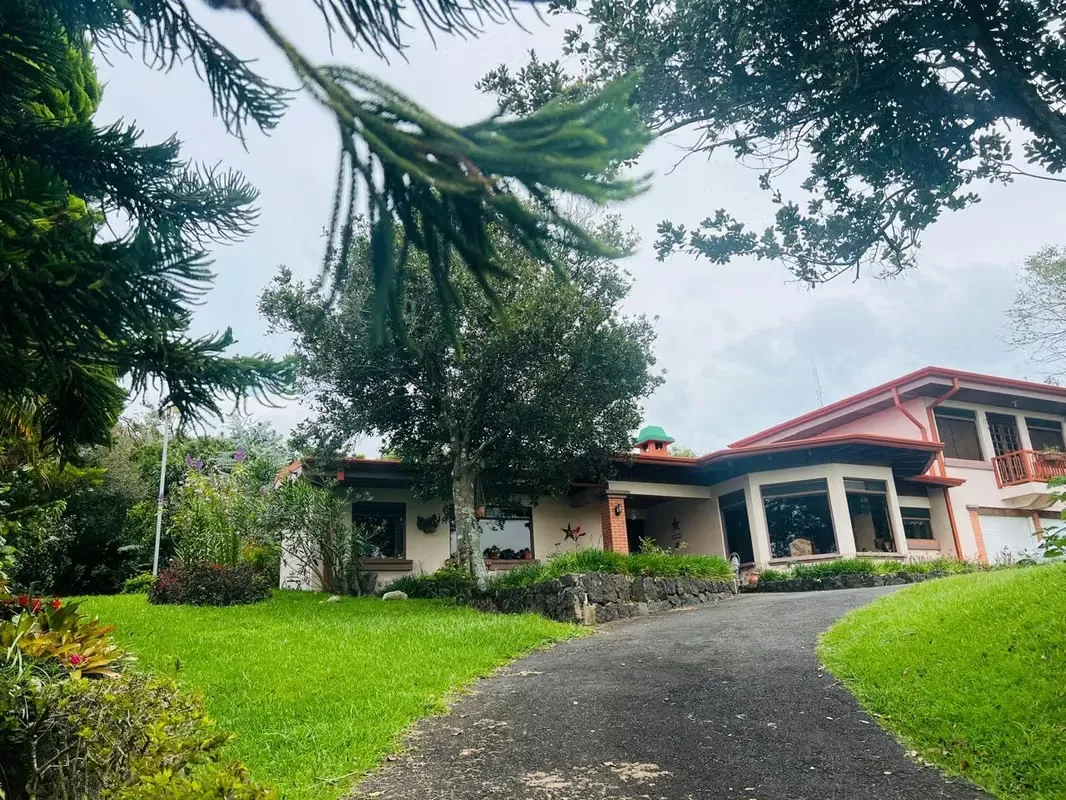 Venta de Casa en San Rafael de Heredia Angeles en lote de 2500 m2