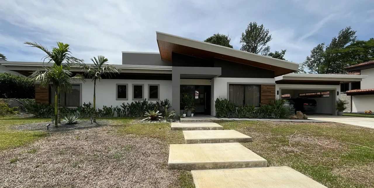 Casa en Venta en Hacienda Los Reyes | Una Planta y Amplio Jardín