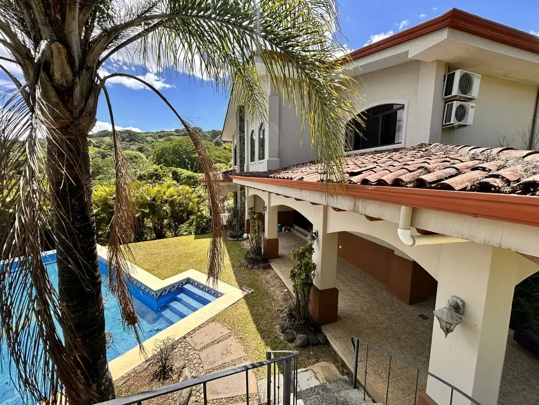En venta espectacular casa de habitación en exclusivo condominio en Ciudad Colón.