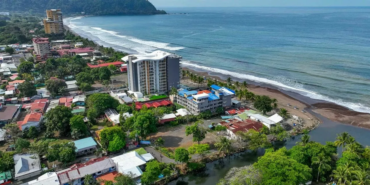 Propiedad Titulada Frente al Mar en Jacó