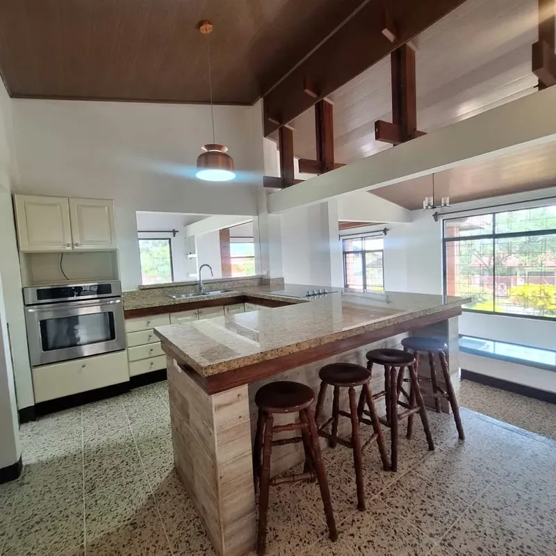 Esta hermosa casa independiente en San Antonio es la opción ideal. Ubicada dentro de una exclusiva propiedad privada con ...