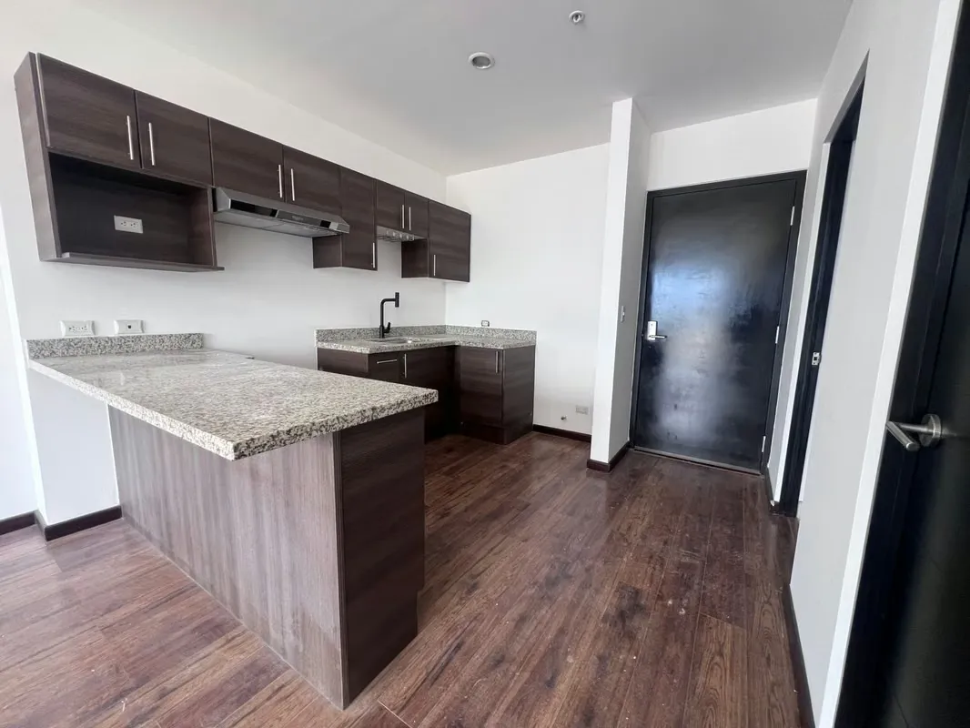 Alquiler de apartamento en Torre Paseo Colón. Piso 13.