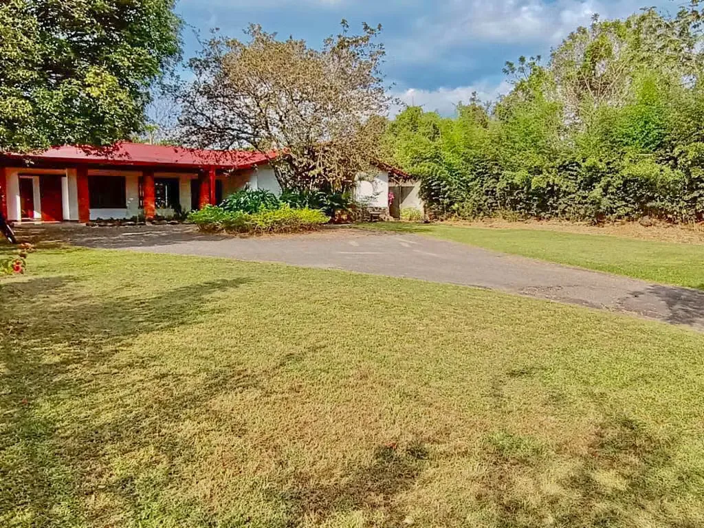 ALQUILER  amplia casa |Terreno de 2700 m2 | La Garita,  Alajuela. (FAU)