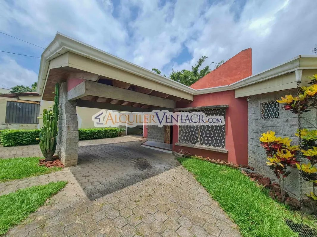 CASA DE UN NIVEL DE 463 M2 CON 1.100 M2 LOTE X DISTRITO 4 GUACHIPELIN ESCAZU