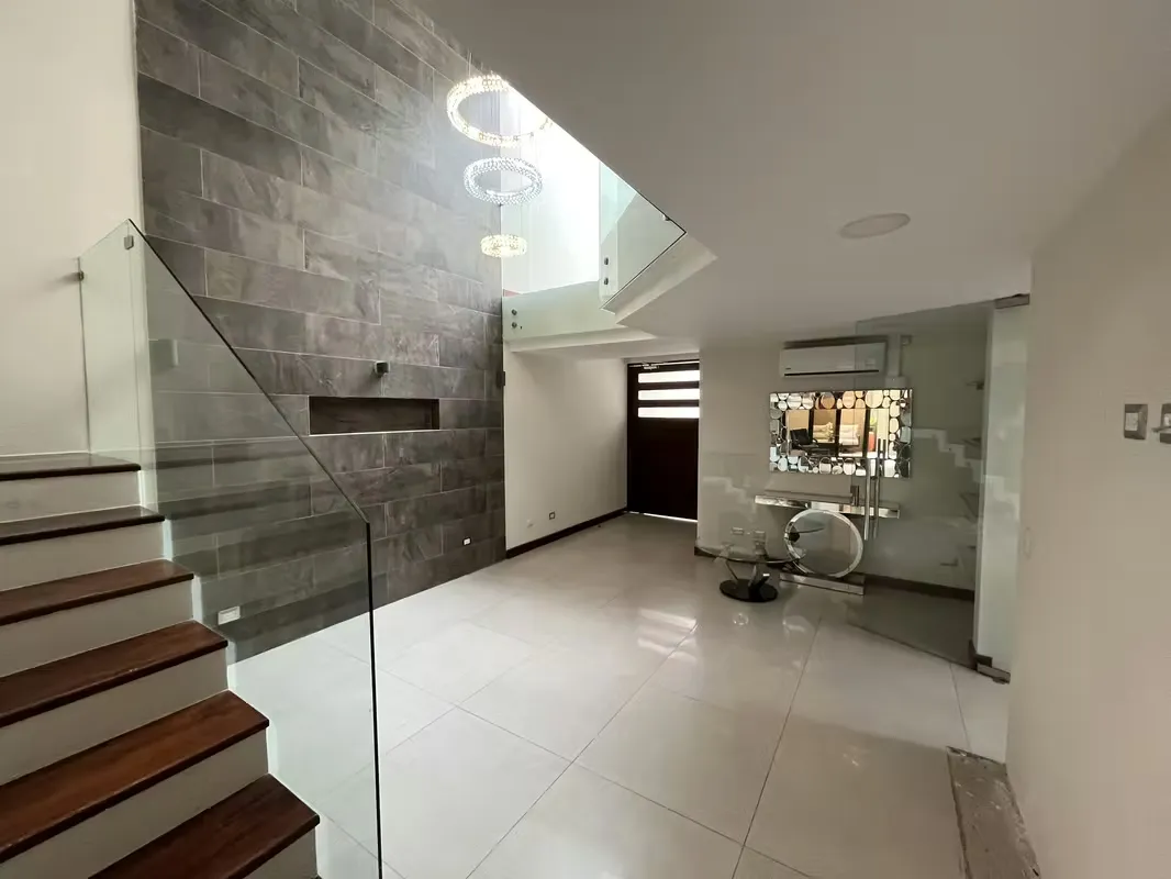 Alquiler De Lujosa Casa En  Condominio