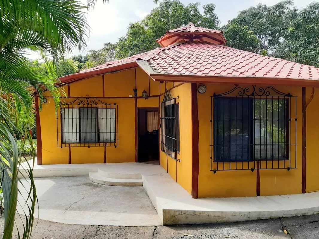 Casa Mariposa cerca de Playa Hermosa de Jacó