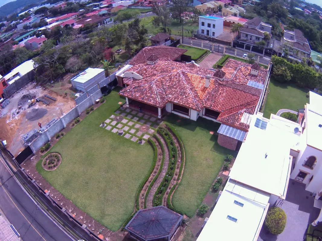 Discover this elegant and spacious single-level colonial-style house, located in one of the most exclusive areas of ...