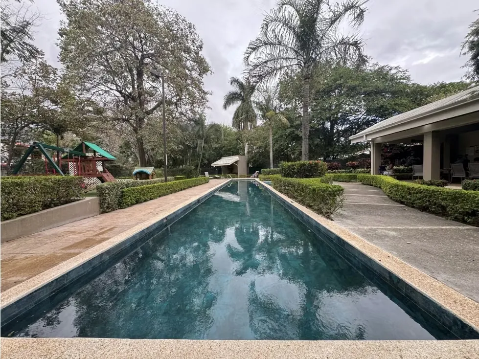Gran Apartamento en Venta en Condominio, Santa Ana Centro