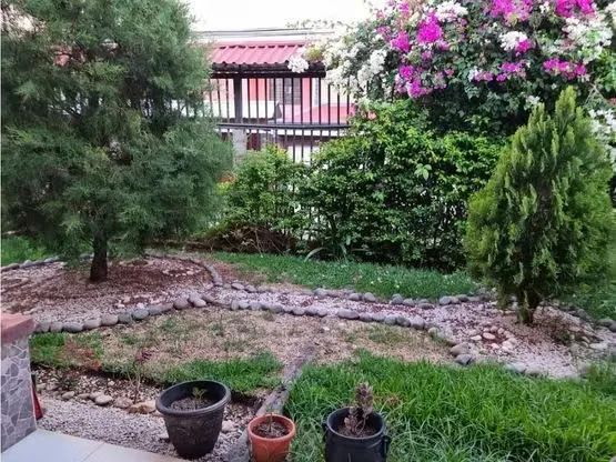 Si buscas una casa con construcción tradicional de verdad, de las que ya no se hacen, espaciosa y lista para ...