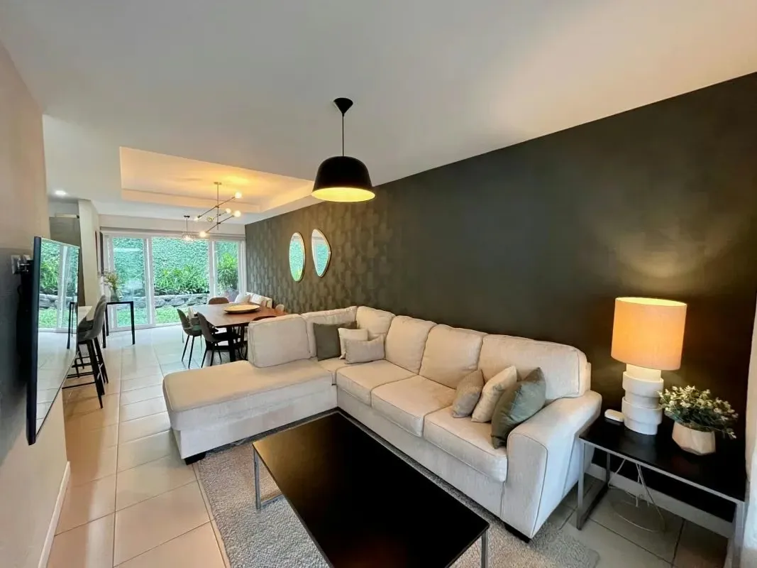 House for Sale in Condominium – Comfortable Opportunity with Beautiful Common Areas