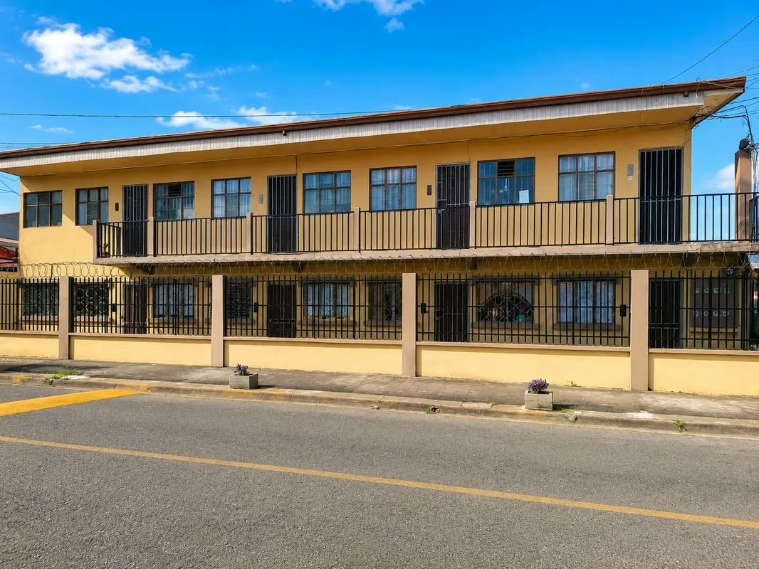 Cada apartamento cuenta con 2 dormitorios, sala/comedor, cocina, 1 baño, cuarto de pilas y patio de luz.