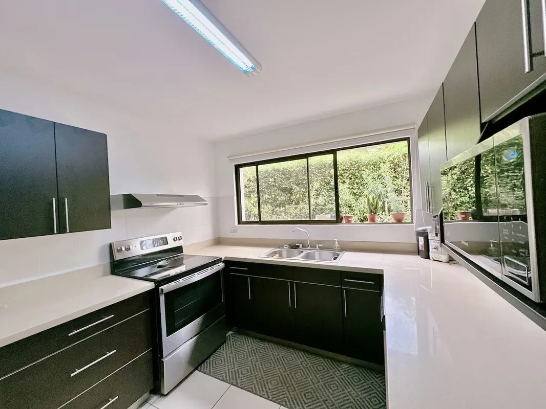 Descubrí esta hermosa casa de dos niveles, ubicada en Pozos de Sata Ana, en un lote esquinero de 414 m².
