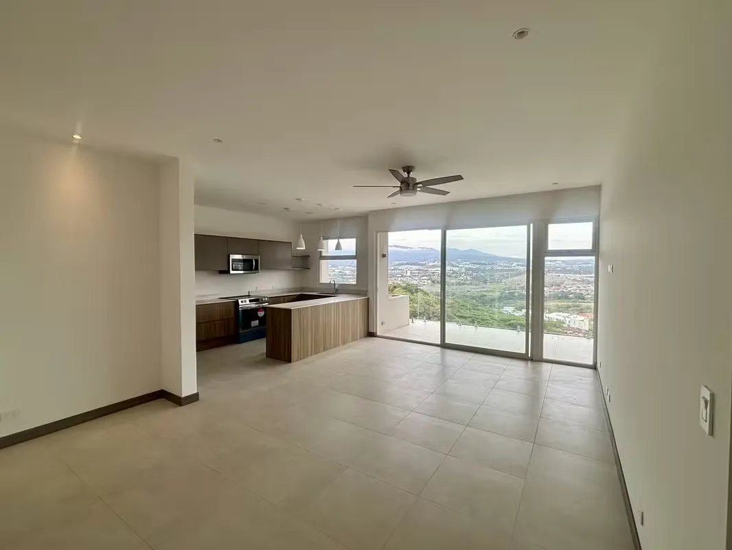 Apartamento listo para estrenar, con increíbles vistas y amplio patio.