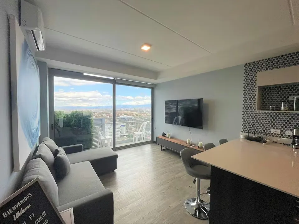 Moderno y cómodo apartamento completamente amueblado, ubicado en una de las zonas más exclusivas y convenientes de San José.