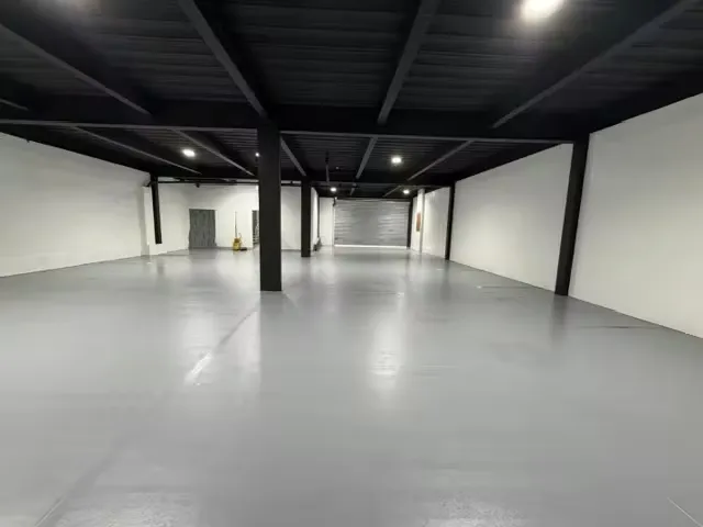Área total 526m2 (primer piso 265m2 + mezanine 261m2)
