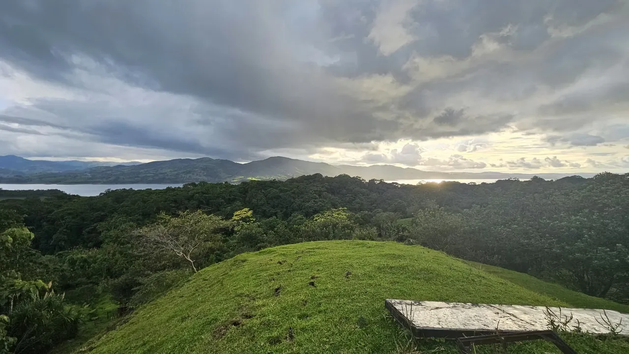 Hermosa Propiedad en Venta en Nuevo Arenal con Vista al Lago y Volcán