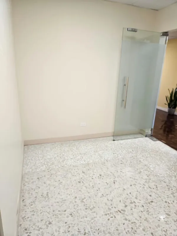 Office available on the 2nd floor of the Oficentro Calle 41, Barrio Dent, San Pedro.