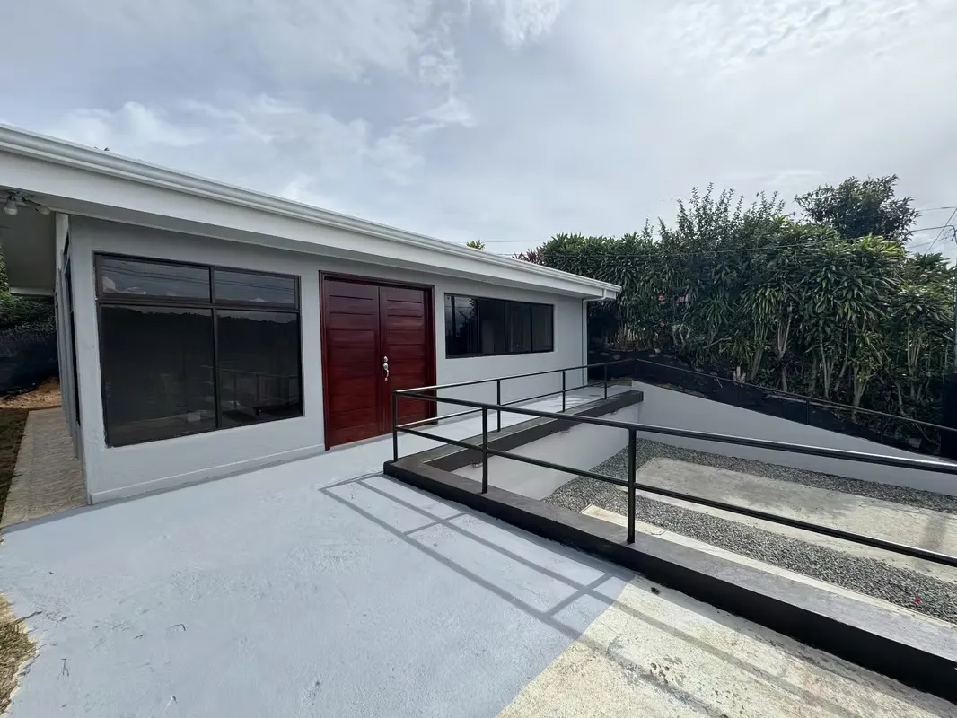 Hermosa casa de una planta ubicada en una zona tranquila y con excelente vista a las montañas. La propiedad cuenta con sala y ...