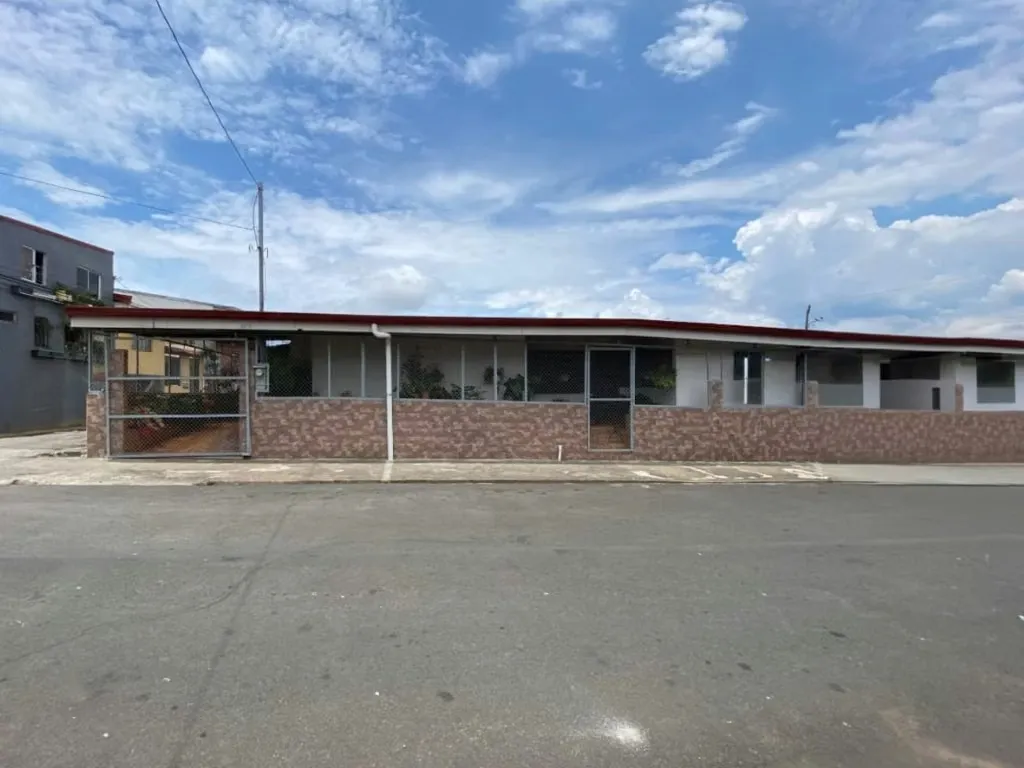 A strategic property is available in San Ramón, San Juan, Vicente Badilla, just 50 meters from the Carlos Luis Valverde Vega Hospital, one of the ...