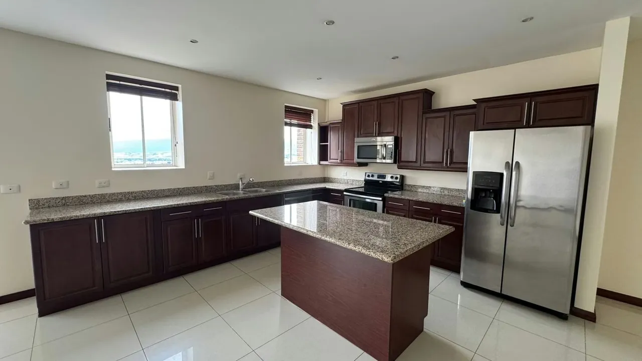 Sala, comedor, cocina, cuarto de pilas, 3 habitaciones, balcón, 2,5 baños, 2 parqueos, bodega.